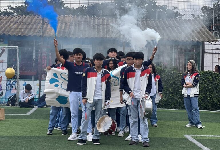 Con el corazón lleno de orgullo y alegría, despedimos un año lectivo inolvidable. 💙📚 Cada logro, sonrisa y desafío superado nos recuerda que crecer juntos es nuestra mayor victoria. Docentes, familias y estudiantes compartieron momentos llenos de emoción, reconocimiento y esperanza por lo que viene. ✨ ¡Revive en esta galería los instantes más significativos de la clausura y celebremos juntos el espíritu Harriet Beecher Stowe!