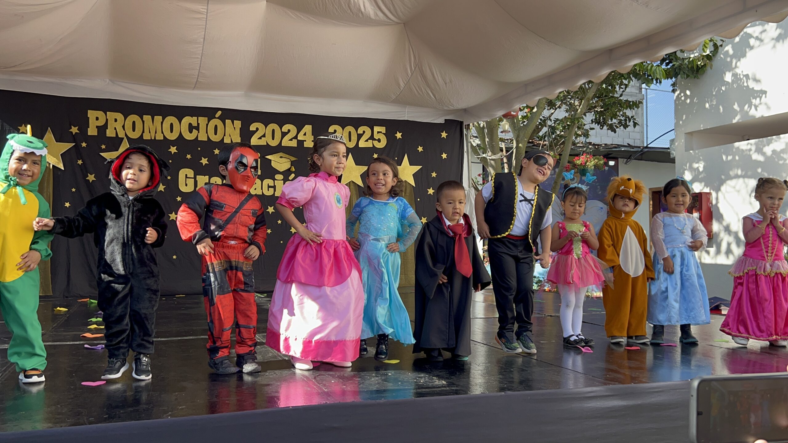 Pequeños pasos que marcan grandes comienzos. 💙✨ Nuestros niños de Inicial celebraron con ternura y alegría la culminación de una hermosa etapa llena de aprendizajes, juegos y descubrimientos. Cada sonrisa reflejó el amor, la dedicación y el esfuerzo compartido entre docentes, familias y estudiantes. 🌈 ¡Revive la magia de este día tan especial y acompaña a nuestros pequeños en su primer gran logro Harriet Beecher Stowe!