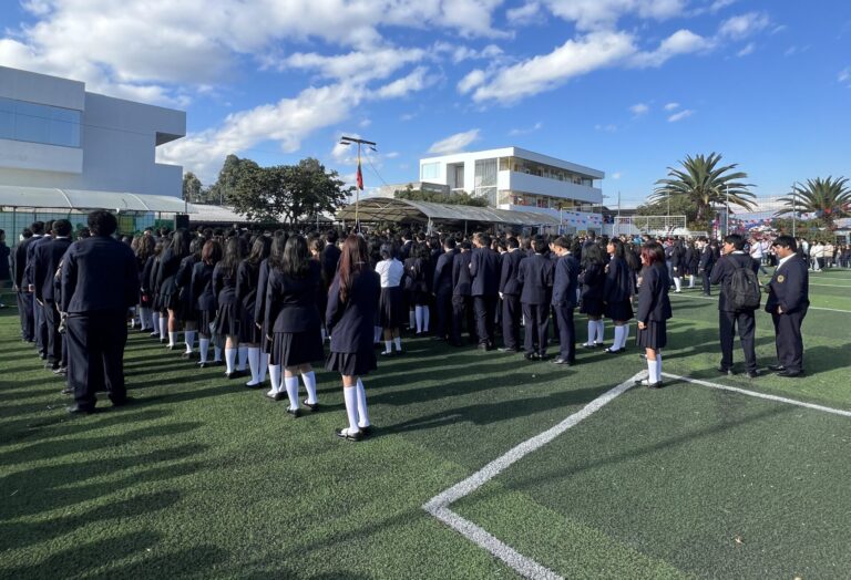 Un nuevo ciclo comienza lleno de sueños, entusiasmo y metas por alcanzar! 💙✨ Docentes, estudiantes y familias se reunieron para dar la bienvenida a un año que promete grandes aprendizajes y momentos inolvidables. La alegría, la música y el espíritu Harriet Beecher Stowe marcaron el inicio de esta hermosa etapa. 📸 ¡Descubre en esta galería cómo comenzó una nueva historia en nuestra gran familia HBS!