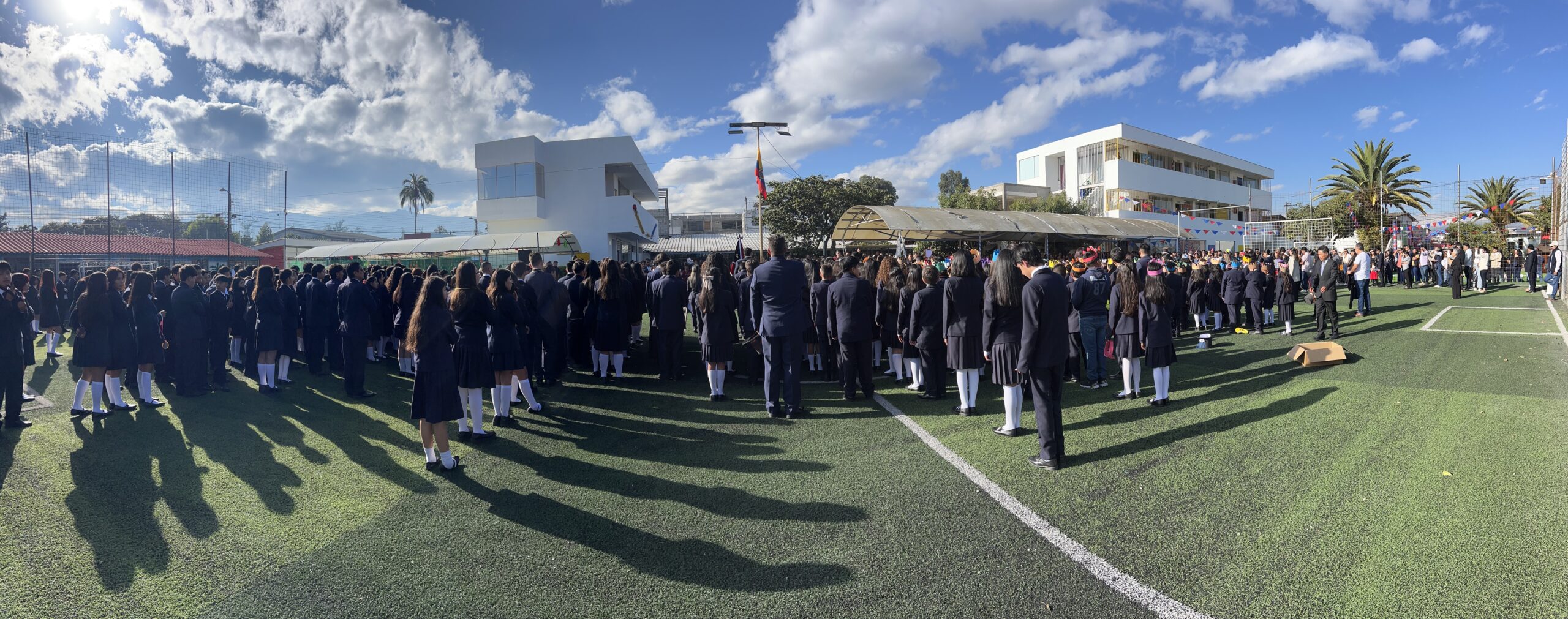 Un nuevo ciclo comienza lleno de sueños, entusiasmo y metas por alcanzar! 💙✨ Docentes, estudiantes y familias se reunieron para dar la bienvenida a un año que promete grandes aprendizajes y momentos inolvidables. La alegría, la música y el espíritu Harriet Beecher Stowe marcaron el inicio de esta hermosa etapa. 📸 ¡Descubre en esta galería cómo comenzó una nueva historia en nuestra gran familia HBS!