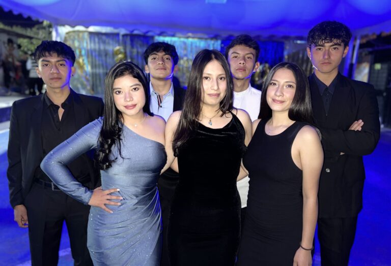 Una velada inolvidable llena de emoción, elegancia y alegría. 🌟 Nuestros estudiantes, desde 8.º de Básica hasta 3.º de Bachillerato, celebraron el cierre de un nuevo ciclo académico y despidieron con cariño a los graduados que culminan su etapa escolar. 💙✨ Fue una noche para compartir sonrisas, recuerdos y orgullo Harriet Beecher Stowe. ¡Revive los instantes más especiales de esta mágica celebración!