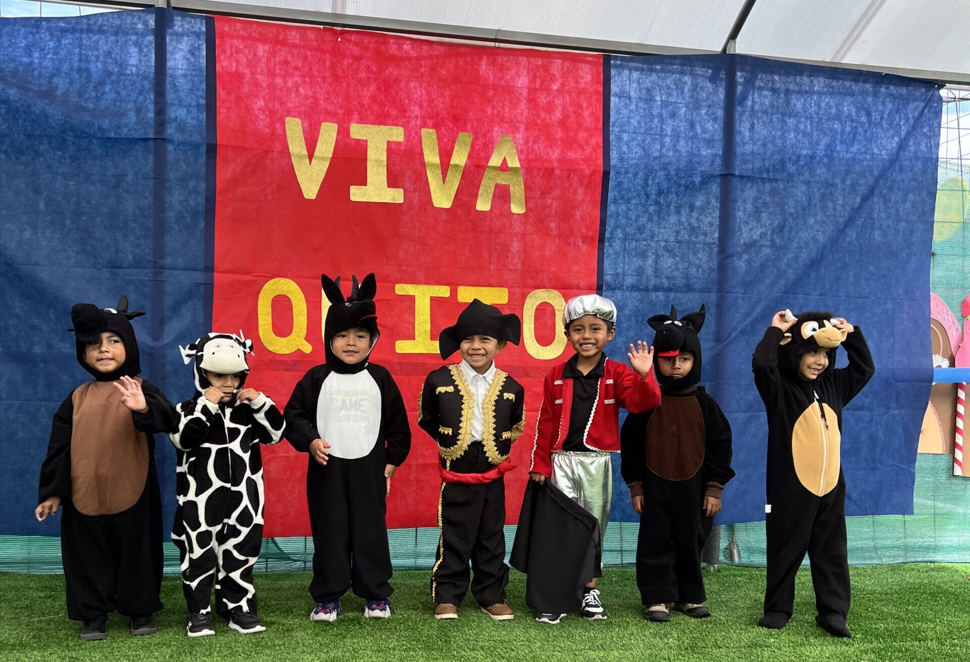 ¡Quito se vistió de alegría en nuestra querida institución! Los más pequeños celebraron con una divertida corrida de toros simbólica, llena de risas y entusiasmo. Además, vivimos el colorido concurso del Chullita y la Quiteña Bonita, donde la tradición y el orgullo quiteño se hicieron presentes en cada detalle. ❤️💙 ✨ ¡Revive esta jornada llena de cultura, amor por nuestra ciudad y espíritu HBS!
