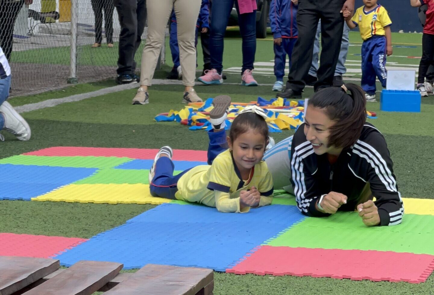 ¡Una jornada llena de emoción, movimiento y sonrisas! Nuestros pequeños demostraron todo lo aprendido durante el año, mientras los padres participaron con entusiasmo en un circuito diseñado para evidenciar sus destrezas y habilidades motrices. 💪💙 Cada prueba fue una muestra del trabajo, la alegría y el vínculo entre familia y escuela que caracteriza a Harriet Beecher Stowe. ✨ ¡Revive los mejores momentos de esta gran experiencia motriz!
